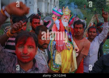 Kathmandu, Nepal. 18. September 2022. Anhänger tauchen am 18. September 2022 ein Idol von „Lord Vishwakarma“ am Ufer des heiligen Bagmati-Flusses in Kathmandu, Nepal, ein. Alle Architekten, Handwerker, Ingenieure, Schweißer, Mechaniker beten „lord Vishwakarma“ an. „Lord Vishwakarma“ ist bekannt als der Schöpfer der Welt, die Wissenschaft der Mechanik und der Architektur. (Foto: Abhishek Maharjan/Sipa USA) Quelle: SIPA USA/Alamy Live News Stockfoto