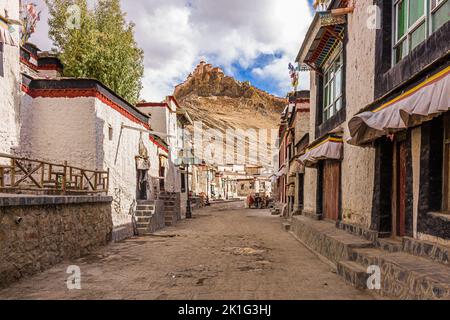 Backstreet der Stadt Gyantse mit Blick auf die Festung Dzong in der Präfektur Shigatse, Tibet, China Stockfoto