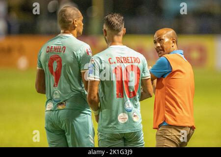 PATTAYA, THAILAND - 18. SEPTEMBER: Pattaya Dolphins Manager Therdsak Chaiman trainiert DANILO LOPES CEZARIO von Pattaya Dolphins United und CAIQUE FREITAS RIBEIRO von Pattaya Dolphins United während des Spiels der Thai League 3 East zwischen Pattaya Dolphins und Marines Eureka im Nong Prue Stadium am 18. September 2022 in PATTAYA, THAILAND (Foto von Peter van der Klooster/Alamy Live News) Stockfoto