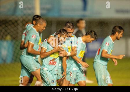 PATTAYA, THAILAND – 18. SEPTEMBER: Pattaya Dolphins feiern das Siegetor von ERIVELTO EMILIANO da SILVA der Pattaya Dolphins vereint während des Spiels der Thai League 3 East zwischen Pattaya Dolphins und Marines Eureka im Nong Prue Stadium am 18. September 2022 in PATTAYA, THAILAND (Foto: Peter van der Klooster/Alamy Live News) Stockfoto