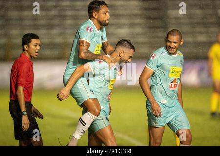 PATTAYA, THAILAND - 18. SEPTEMBER: ERIVELTO EMILIANO da SILVA von Pattaya Dolphins United feiert sein Siegeziel mit CAIQUE FREITAS RIBEIRO von Pattaya Dolphins United während des Spiels der Thai League 3 East zwischen Pattaya Dolphins und Marines Eureka im Nong Prue Stadium am 18. September 2022 in PATTAYA, THAILAND (Foto von Peter van der Klooster/Alamy Live News) Stockfoto