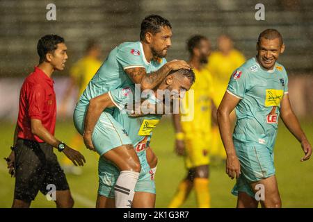 PATTAYA, THAILAND – 18. SEPTEMBER: ERIVELTO EMILIANO da SILVA von Pattaya Dolphins United feiert sein Ziel mit CAIQUE FREITAS RIBEIRO von Pattaya Dolphins United und DANILO LOPES CEZARIO von Pattaya Dolphins United beim Thai League 3 East Match zwischen Pattaya Dolphins und Marines Eureka am 18. September 2022 in PATTAYA, THAILAND (Foto von Peter van der Klooster/Alamy Live News) Stockfoto