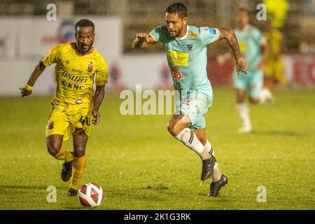 PATTAYA, THAILAND – 18. SEPTEMBER: NGUIMBUS FERDINAND von Marines FC und ERIVELTO EMILIANO da SILVA von Pattaya Dolphins Vereinigten sich während des Spiels der Thai League 3 East zwischen Pattaya Dolphins und Marines Eureka im Nong Prue Stadium am 18. September 2022 in PATTAYA, THAILAND (Foto: Peter van der Klooster/Alamy Live News) Stockfoto