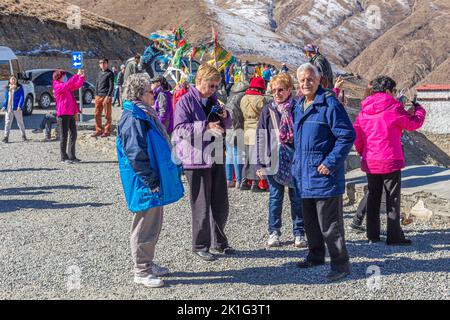 Touristen auf einem Zwischenstopp von Lhasa City zum Yamdrok Lake in Tibet, China Stockfoto