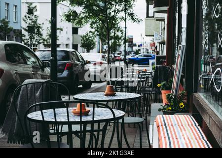 Gemütliche Café-Terrasse auf dem Bürgersteig in Reykjavik in Island Stockfoto