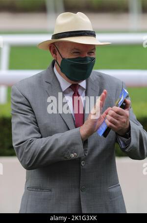 Rennen 4, BREIT BLAU, gefahren von Blake Shinn, gewann die Klasse 4 über 1400m bei Sha Tin. David Hayes feierte seinen Sieg. 22MAY22 SCMP/Kenneth Chan. Stockfoto