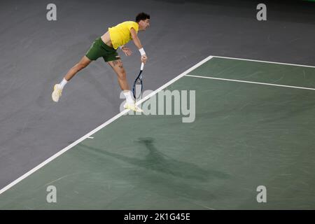 Hamburg, 18.. September 2022. Thanasi Kokkinakis aus Australien ist beim Gruppenspiel zwischen Deutschland und Australien beim Davis-Cup-Finale 2022 in Hamburg im Einsatz. Bildnachweis: Frank Molter/Alamy Live News Stockfoto