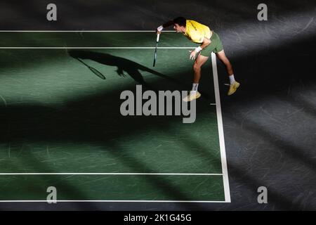 Hamburg, 18.. September 2022. Thanasi Kokkinakis aus Australien ist beim Gruppenspiel zwischen Deutschland und Australien beim Davis-Cup-Finale 2022 in Hamburg im Einsatz. Bildnachweis: Frank Molter/Alamy Live News Stockfoto