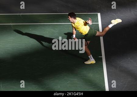 Hamburg, 18.. September 2022. Thanasi Kokkinakis aus Australien ist beim Gruppenspiel zwischen Deutschland und Australien beim Davis-Cup-Finale 2022 in Hamburg im Einsatz. Bildnachweis: Frank Molter/Alamy Live News Stockfoto