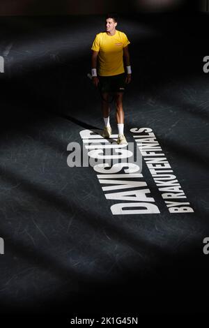 Hamburg, 18.. September 2022. Thanasi Kokkinakis aus Australien ist beim Gruppenspiel zwischen Deutschland und Australien beim Davis-Cup-Finale 2022 in Hamburg im Einsatz. Bildnachweis: Frank Molter/Alamy Live News Stockfoto