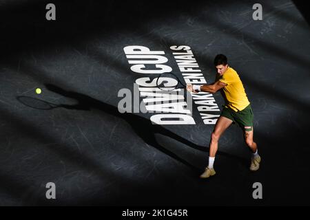 Hamburg, 18.. September 2022. Thanasi Kokkinakis aus Australien ist beim Gruppenspiel zwischen Deutschland und Australien beim Davis-Cup-Finale 2022 in Hamburg im Einsatz. Bildnachweis: Frank Molter/Alamy Live News Stockfoto