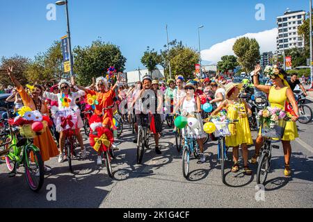 Istanbul, Türkei - 18. September 2022: Schicke Frauen-Radtour. Istanbul schicke Fahrradtour für Frauen. Schöne Frau fährt ein Fahrrad für die Umwelt Stockfoto