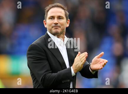 Liverpool, England, 18.. September 2022. Frank Lampard-Manager von Everton applaudiert seinen Fans nach dem Premier League-Spiel im Goodison Park, Liverpool. Bildnachweis sollte lauten: Lexy Ilsley / Sportimage Stockfoto
