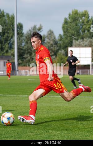 Luke Harris in Aktion für Wales U18s V England, Newport Stadium Wales, 3.. September 2021 Stockfoto