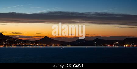 Malerischer Panoramablick auf eine uralte Vulkanlandschaft am Plattensee in Ungarn während der Abenddämmerung Stockfoto