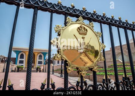 Goldenes Wappen am Tor des Königspalastes Al Alam, Old Muscat, Oman Stockfoto