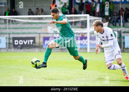 Virton's Jamal Aabbou und Beerschot's Leo Seydoux in Aktion während eines Fußballspiels zwischen RE Virton und Beerschot VA, Sonntag, 18. September 2022 in Virton, am 9. Von 22 Tagen in der Challenger Pro League 2. Division der belgischen Meisterschaften 2022-2023 1B. BELGA FOTO TOM GOYVAERTS Stockfoto