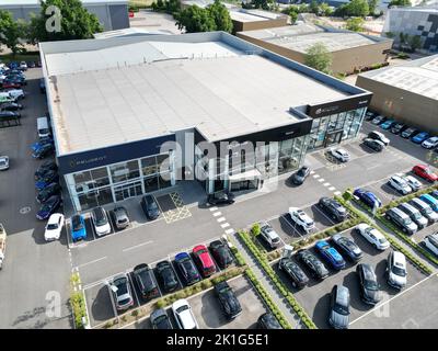 Luftaufnahme von Gewerbegebiet und Park für Neuwagen Showroom, Großbritannien Stockfoto