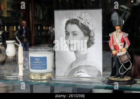 Jermyn Street, London, Großbritannien. 18.. September 2022. Trauer um den Tod von Königin Elisabeth II. Im Alter von 96 Jahren. Schaufenster in der Nähe von Piccadilly zeigen Bilder und Widmungen für Queen Elizabeth. Kredit: Matthew Chattle/Alamy Live Nachrichten Stockfoto