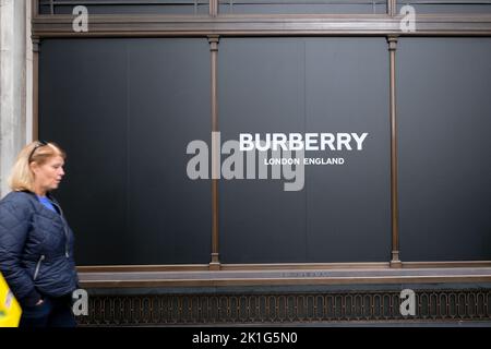 London, Großbritannien. 18.. September 2022. Trauer um den Tod von Königin Elisabeth II. Im Alter von 96 Jahren. Schaufenster in der Nähe von Piccadilly zeigen Bilder und Widmungen für Queen Elizabeth. Burberry. Kredit: Matthew Chattle/Alamy Live Nachrichten Stockfoto