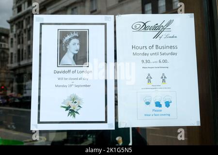 Jermyn Street, London, Großbritannien. 18.. September 2022. Trauer um den Tod von Königin Elisabeth II. Im Alter von 96 Jahren. Schaufenster in der Nähe von Piccadilly zeigen Bilder und Widmungen für Queen Elizabeth. Davidoff, Jermyn Street. Kredit: Matthew Chattle/Alamy Live Nachrichten Stockfoto