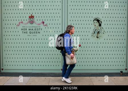 Piccadilly, London, Großbritannien. 18.. September 2022. Trauer um den Tod von Königin Elisabeth II. Im Alter von 96 Jahren. Schaufenster in der Nähe von Piccadilly zeigen Bilder und Widmungen für Queen Elizabeth. Kath Kidston. Kredit: Matthew Chattle/Alamy Live Nachrichten Stockfoto