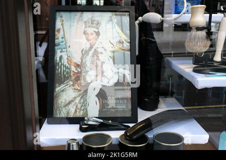 Jermyn Street, London, Großbritannien. 18.. September 2022. Trauer um den Tod von Königin Elisabeth II. Im Alter von 96 Jahren. Schaufenster in der Nähe von Piccadilly zeigen Bilder und Widmungen für Queen Elizabeth. Kredit: Matthew Chattle/Alamy Live Nachrichten Stockfoto