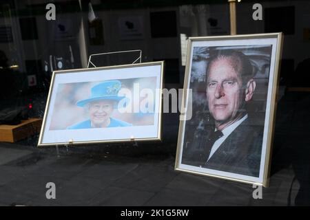 London, Großbritannien. 18.. September 2022. Trauer um den Tod von Königin Elisabeth II. Im Alter von 96 Jahren. Schaufenster in der Nähe von Piccadilly zeigen Bilder und Widmungen für Queen Elizabeth. Kredit: Matthew Chattle/Alamy Live Nachrichten Stockfoto