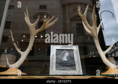 Jermyn Street, London, Großbritannien. 18.. September 2022. Trauer um den Tod von Königin Elisabeth II. Im Alter von 96 Jahren. Schaufenster in der Nähe von Piccadilly zeigen Bilder und Widmungen für Queen Elizabeth. Osprey, Jermyn Street. Kredit: Matthew Chattle/Alamy Live Nachrichten Stockfoto