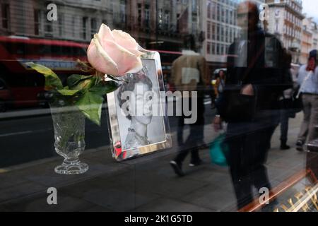 Piccadilly, London, Großbritannien. 18.. September 2022. Trauer um den Tod von Königin Elisabeth II. Im Alter von 96 Jahren. Schaufenster in der Nähe von Piccadilly zeigen Bilder und Widmungen für Queen Elizabeth. Bentley & Skinner. Kredit: Matthew Chattle/Alamy Live Nachrichten Stockfoto