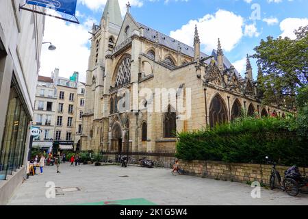 Die Kirche Saint-Séverin ist eine römisch-katholische Kirche im 5.. Arrondissement, dem Lateinischen Viertel von Paris, FR, in einer heute stark frequentierten Straße. Stockfoto