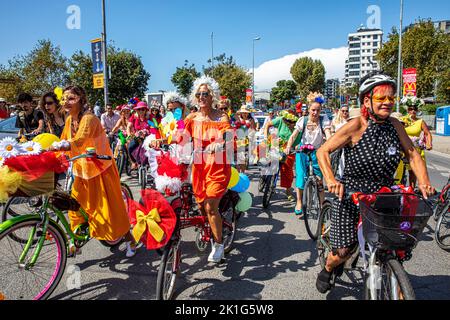 Istanbul, Türkei - 18. September 2022: Schicke Frauen-Radtour. Istanbul schicke Fahrradtour für Frauen. Schöne Frau fährt ein Fahrrad für die Umwelt Stockfoto