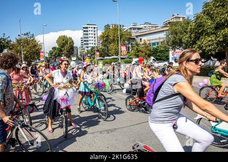 Istanbul, Türkei - 18. September 2022: Schicke Frauen-Radtour. Istanbul schicke Fahrradtour für Frauen. Schöne Frau fährt ein Fahrrad für die Umwelt Stockfoto