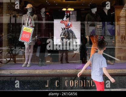 Piccadilly, London, Großbritannien. 18.. September 2022. Trauer um den Tod von Königin Elisabeth II. Im Alter von 96 Jahren. Schaufenster in der Nähe von Piccadilly zeigen Bilder und Widmungen für Queen Elizabeth. Kordeln. Kredit: Matthew Chattle/Alamy Live Nachrichten Stockfoto