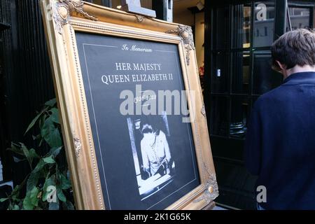 Piccadilly, London, Großbritannien. 18.. September 2022. Trauer um den Tod von Königin Elisabeth II. Im Alter von 96 Jahren. Schaufenster in der Nähe von Piccadilly zeigen Bilder und Widmungen für Queen Elizabeth. Hatchards Kredit: Matthew Chattle/Alamy Live Nachrichten Stockfoto