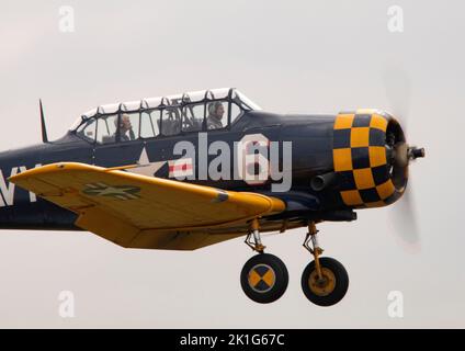 Harvard T6 landete nach seiner Flugausstellung auf der IWM Duxford Battle of Britain Airshow am 10.. September 2022 Stockfoto