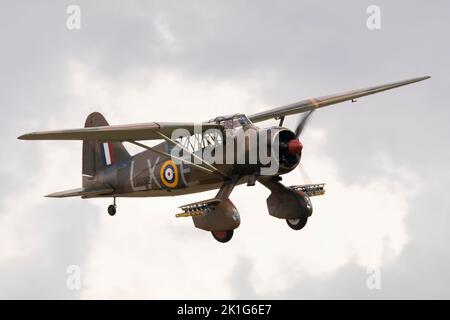 Westland Lysander Mk.III V9312 (G-CCOM) landete in der Abenddämmerung, nachdem es auf der IWM Duxford Battle of Britain Airshow am 10.. September 2022 gezeigt wurde Stockfoto