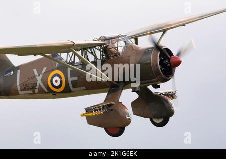 Westland Lysander Mk.III V9312 (G-CCOM) landete in der Abenddämmerung, nachdem es auf der IWM Duxford Battle of Britain Airshow am 10.. September 2022 gezeigt wurde Stockfoto