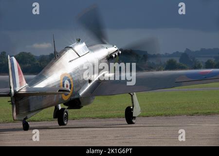 Hurrikane starten, um die große Flugschau auf der IWM Duxford Battle of Britain Airshow am 10.. September 2022 zu bilden Stockfoto