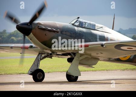 Supermarine Spitfires und Hurricanes starten zur großen Flugschau auf der IWM Duxford Battle of Britain Airshow am 10.. September 2022 Stockfoto