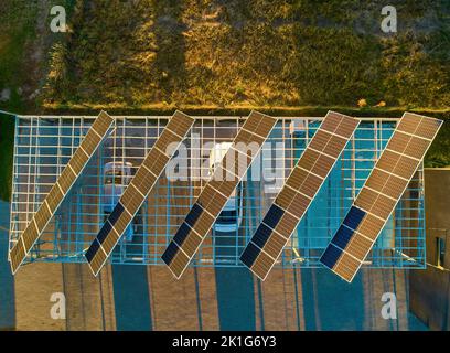 Luftaufnahme über innovativen Solarzellen auf einem Parkplatz, Parkplatz Dächer, die gute Nutzung von kleinen Raum in einer Stadt für Elektroauto laden. Stockfoto