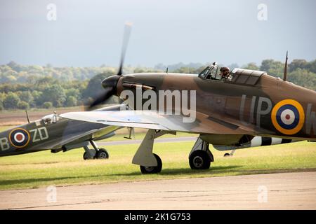 Supermarine Spitfires und Hurricanes starten zur großen Flugschau auf der IWM Duxford Battle of Britain Airshow am 10.. September 2022 Stockfoto