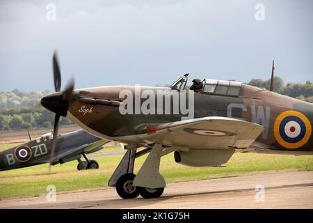 Supermarine Spitfires und Hurricanes starten zur großen Flugschau auf der IWM Duxford Battle of Britain Airshow am 10.. September 2022 Stockfoto