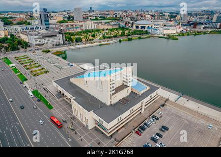 Luftaufnahme von Kasan, Russland. Blick auf den Lake Kaban und das Kamal Theatre. Blick auf das Stadtzentrum. Das Gebäude ist im Stil des sowjetischen Brutalismus. Stockfoto