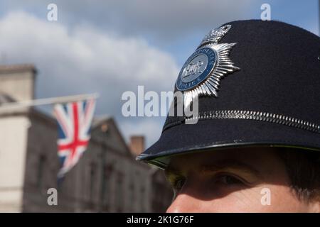 London, Großbritannien, 18. September 2022: Menschenmassen füllen die Straßen von Whitehall, um der verstorbenen Monarchin Queen Elizabeth II., deren Beerdigung morgen stattfindet, ihren Respekt zu erweisen. Die Veranstaltung ist die größte Polizeioperation des Landes, bei der Beamte aus dem ganzen Land zusätzliche Unterstützung für die MET leisten. Ihre Helme werden bald neue Abzeichen haben müssen, die CR III sagen werden Anna Watson/Alamy Live News Stockfoto