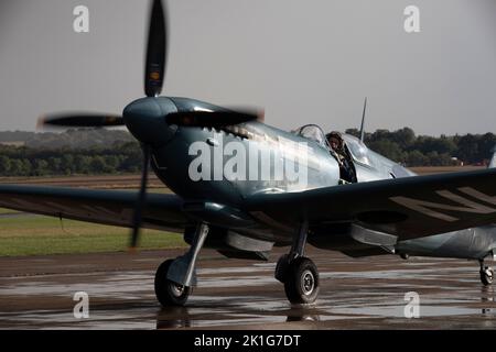 Supermarine Spitfire PR.XI (The NHS Spitfire) PL983 (G-PRXI) landete in der Abenddämmerung, nachdem es auf der IWM Duxford Battle of Britain Airshow 1 gezeigt wurde Stockfoto