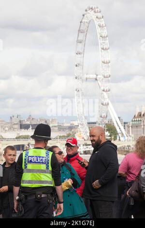 London, Großbritannien, 18. September 2022: Menschenmassen füllen die Straßen von Whitehall, um der verstorbenen Monarchin Queen Elizabeth II., deren Beerdigung morgen stattfindet, ihren Respekt zu erweisen. Einige Leute zelten entlang der Prozessionsroute, die der Sarg nach dem Gottesdienst in der Westminster Abbey nehmen wird. Andere haben sich 14 Stunden oder länger in der Schlange gestellt, um an ihrem Sarg in der Westminster Hall vorbei zu gehen. Die Schlange für den Eintritt in die Westminster Hall ist nun geschlossen, damit alle, die sich bereits in der Schlange befinden, morgen früh vor dem 6,30am. Durchgehen können. Anna Watson/Alamy Live News Stockfoto