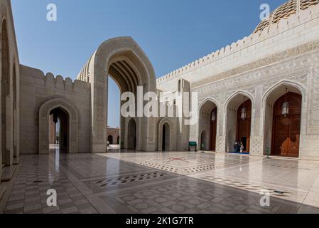 Großer Kronleuchter in der Sultan-Qaboos-Moschee, Muscat, Oman Stockfoto