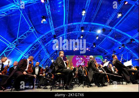 Wien, Österreich. 08 Mai 2015. Das Wiener Symphonieorchester am Heldenplatz Stockfoto