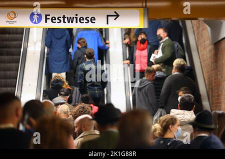 München, Deutschland. 18. September 2022. Personen, die eine U-Bahnstation in der Nähe von Theresienwiese verlassen, fahren mit einer Rolltreppe. Quelle: Karl-Josef Hildenbrand/dpa/Alamy Live News Stockfoto